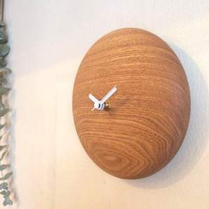 Horloge murale moderne en bois massif Art Déco, silencieuse, sans tic-tac, affichage à aiguilles à quartz, luxe minimaliste, mariage - Product Image 1