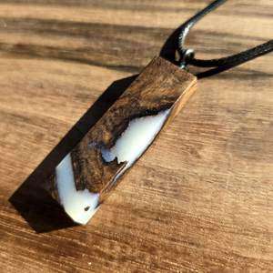 Collier pendentif spirituel en bois et résine fait main, collier pendule de méditation en bois et résine, bijoux - Product Image 4
