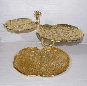 Soporte para pasteles de tres niveles hecho de aluminio que da un aspecto lujoso en eventos de corte de pasteles, justifica la realeza y el estatus. - Product Image 3