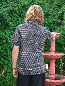 Chemise à manches courtes en coton pour homme, imprimé floral artisanal d'inspiration vintage, fabrication artisanale durable, décontractée pour l'été, boutonnée - Product Image 4