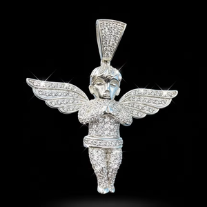 Pendentif ange chérubin personnalisé serti de diamants, fait main en argent 925, avec micro-pavé de diamants et ailes détaillées - Product Image 1