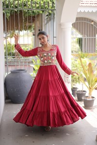 Hermoso vestido de Navratri en georgette con trabajo de patchwork y borde de encaje. Fabricante y proveedor de Surat a precio mayorista. - Product Image 2
