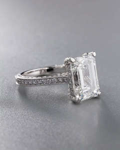 Anillo de Diamantes de Corte Esmeralda de Lujo con Piedras Laterales en Oro Blanco, Elegante Joya para Compromiso, Boda, Aniversario y Fiestas para Mujer - Product Image 2