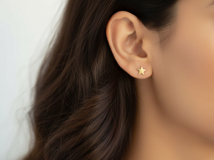 Boucles d'oreilles en or 14 carats, étoile minimaliste, à porter tous les jours, bijoux unisexes - Product Image 3