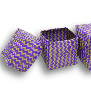 Boîte à bonbons cubique tressée à la main en feuilles de palmier avec couvercle, motif zigzag violet, design rustique, écologique, pour l'organisation de cadeaux - Product Image 3