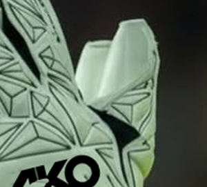 Gants de gardien de but personnalisés Ako : paume avant en Giga Latex, découpe hybride, protection des pouces, dos de la main avec gaufrage et impression silicone, sangle élastique. - Product Image 3