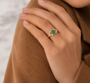Anillo de Lujo con Esmeralda de Corte Ovalado y Detalles de Diamantes Redondos para Mujer, Oro de 10K, 14K, 18K, Plata 925, 935 - Product Image 2