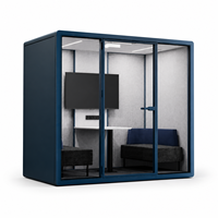 Cabine de réunion de bureau moderne bleue avec façade en verre, sièges rembourrés et table de collaboration compacte