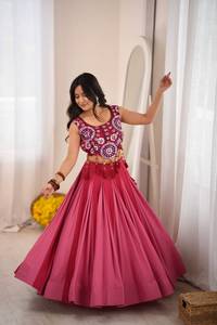 Conjunto Tradicional Indio de Lehenga de Rayón con Encaje Lagdi Patta, Blusa con Bordado Pesado y Espejos Reales, Estilo Navratri, Largo hasta el Suelo - Product Image 1