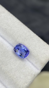 Pierre naturelle certifiée Tanzanite, taille coussin longue, avec une couleur et un éclat excellents, Zoisite naturelle, 1,80 carat, clarté impeccable - Product Image 3