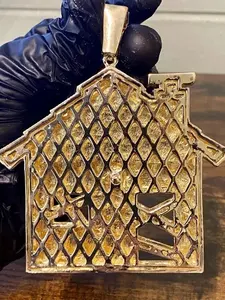 Colgante de casa estilo hip hop con incrustaciones de moissanita y diamantes micro pavé, de plata de ley 925 chapada en oro - Product Image 5