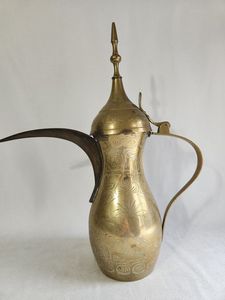 Cafetera de Latón de Oriente Medio con Grabado Floral y Boquilla Larga para Beber Té Tradicional - Product Image 5