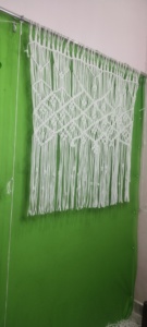 Décoration murale géométrique en macramé bohème, faite à la main en coton écologique, pour salon, fond blanc et vert - Product Image 3