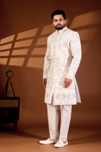 Traje de novio Off White Vergo de tela de seda Mayur Jharokha Sherwani con cinturón de diamantes cosido a mano en color pastel Resham. - Product Image 3