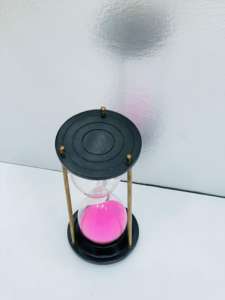 Reloj de Arena de Madera Hecho a Mano de 7.5'' con Arena Rosa |   Decoración de Mesa para Fiesta de Cumpleaños con Diseño de Cruz de Ángel Rústico - Product Image 2