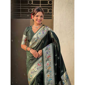 Sari en soie Paithani Chandrakor vert bouteille tissé au Zari de Banarasi pour mariages par Elite Weaves 650g en stock - Product Image 5