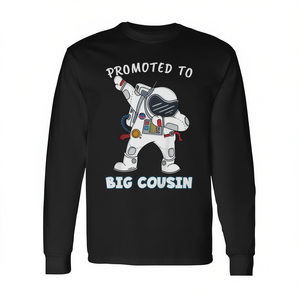 Maglietta a maniche lunghe per bambini con stampa digitale, girocollo, con stampa di un astronauta che fa dabbing e scritta 'Promoted To Big Cousin'. - Product Image 3