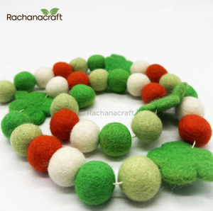 Guirlande Festive Artisanale en Feutre de Laine Biodégradable pour la Saint-Patrick, avec Trèfles et Pompons Verts et Oranges, pour Décoration de Cheminée et Fêtes - Product Image 1