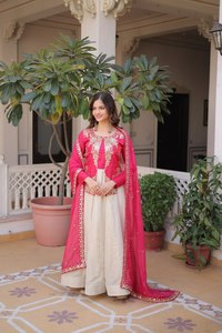 Spécial Mois de l'Eid : Magnifique robe pakistanaise de soirée, style col rond, richement brodée de sequins, en Georgette de soie et fausse fourrure réversible - Product Image 3