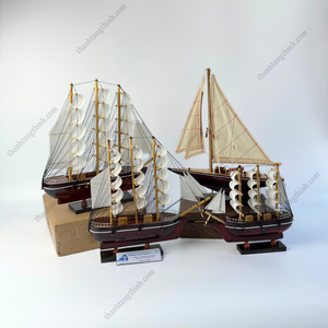Modèle de bateau miniature en bois fait main avec voiles et mât, fabriqué au Vietnam - Product Image 2
