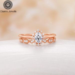 Bague de fiançailles Charm_Jewells pour femme, plaquée or 18 carats, avec moissanite taille coussin, sertissage classique à griffes, accents pavés, motif floral - Product Image 3