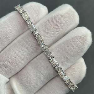 Bracelet tennis personnalisé en argent sterling 925 avec moissanite certifiée taille émeraude et forme ronde, style diamant - Product Image 5