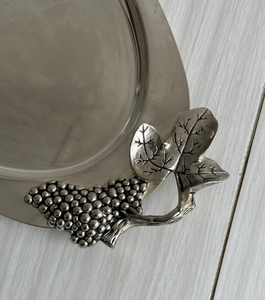 Bandeja de café Art Deco de metal en oferta con asas plateadas con diseño de uvas, regalo de Diwali para servir té y aperitivos en mesas de restaurantes. - Product Image 3
