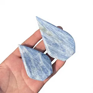 ALIZA AGATE EXPORTS คริสตัลไคยาไนต์สีน้ำเงินธรรมชาติ แกะสลักด้วยมือ ขัดเงาแบบเปลวไฟ รูปทรงหยดน้ำ อัญมณีทรงเรขาคณิต ของตกแต่งบ้านตามหลักฮวงจุ้ย - Product Image 4
