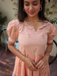 Robe midi rose brodée de fleurs, coupe trapèze, avec col Peter Pan et manches courtes, pour un usage quotidien, style été, en coton Chanderi - Product Image 4