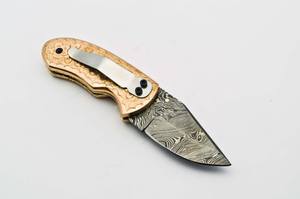 Cuchillo Plegable de Acero de Damasco con Mango de Latón Grabado, Funda para Transporte Vertical, Cuchillo de Bolsillo EDC para Caza y Camping, Punta de Gota, Compatible con OEM - Product Image 4