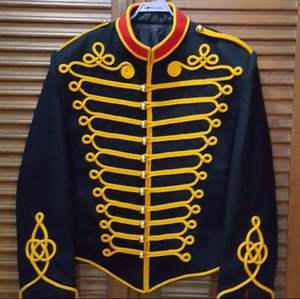 Chaqueta de Estilo Negro para Hombre, Cuello Alto, Manga Larga, Cierre de Botones, Ribete Blanco a Rayas, Bordado Dorado, Mezcla de Algodón, Personalizable para Equipos - Product Image 1