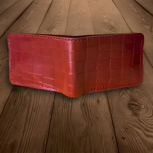 Portefeuille bifold en cuir rouge vif fait main avec surpiqûres offrant un motif animalier unique, plusieurs compartiments et poche à monnaie, style urbain - Product Image 2