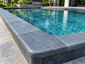 Oferta Especial: Borde de Piscina de Piedra Azul Oscura Natural de Vietnam con Acabado Antiguo |   Revestimiento de Borde Curvo para Piscinas de Uso Hotelero - Product Image 1