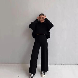 ชุดฮู้ดดี้พิมพ์ลายสตรีทแวร์แบบยาวสำหรับผู้หญิง OEM แบบกำหนดเอง ชุดเซ็ตสองชิ้นสำหรับเล่นกีฬาฤดูหนาว พร้อมแขนพองผ้ากำมะหยี่ - Product Image 5