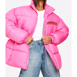 Blouson matelassé rose en nylon pour femme, coupe oversize, imperméable, avec perles teintées, chaud, à capuche, fermeture éclair, logo personnalisé, rivets sur mesure - Product Image 4