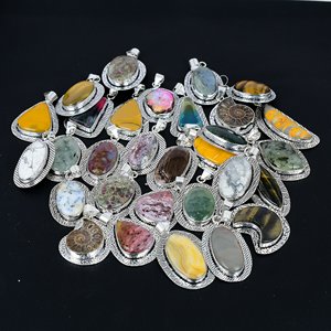 Pendentif artisanal en pierres précieuses mélangées : Bijoux faits à la main - Product Image 3