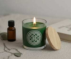 Vela hecha a mano en un elegante recipiente de vidrio esmerilado con tapa de madera. Cera rica de color verde bosque para un brillo profundo y relajante. - Product Image 3