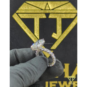 Anillo de compromiso solitario de plata de ley 925 con diamante moissanita de corte radiante premium para mujer de Trisha Jewels - Product Image 3