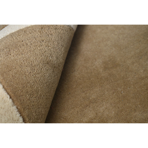 Tapis moderne en laine tufté à la main avec élégante bordure Mihrab cintrée en marron crème neutre - Product Image 4