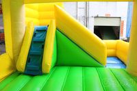 Structure de jeux gonflable combinée Palm Beach Moonwalk, circuit de course, château gonflable extérieur décoré, petite machine distributrice, carnaval