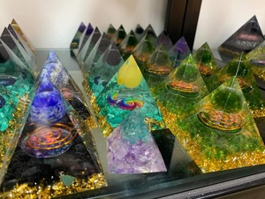 Pyramide d'orgonite avec copeaux de cristal, générateur d'énergie orgonique, base lumineuse, pierre de cristal bleue naturelle, agate sculptée artisanale - Product Image 4