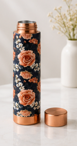 Bouteille d'eau en cuivre pur à imprimé floral de luxe pour les bienfaits ayurvédiques, fabriquée à la main, gourde de sport anti-fuite, design Rose - Product Image 1