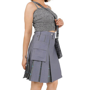 Jupe plissée grise en coton hybride pour femme avec accent écossais, poches cargo et double sangle, style utilitaire et tendance - Product Image 4