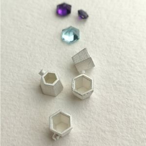 Lote de 100 Piezas de Bases Hexagonales de Plata de Ley 925 Reciclada, Tamaños Calibrados de 5mm, para Producción en Masa de Joyería con Incrustaciones de Piedras - Product Image 4