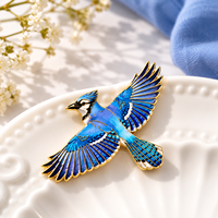 Broche de chapeau en alliage de zinc émaillé souple, thème animalaire Blue Jay, personnalisée, de luxe, impeccable et attrayante, pour les amoureux des oiseaux, vente en gros