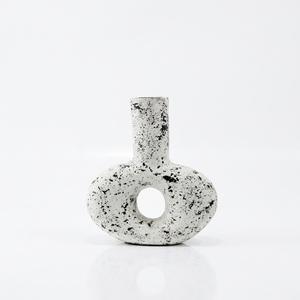 Vase Donut Rustique en Terre Cuite Guapo, Pot Creux Artisanal en Céramique, Décoration de Table en Céramique Blanche/Noire Vieillie - Product Image 1