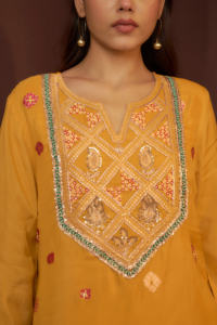 Conjunto de Kurta y Palazzo bordados en amarillo mostaza con dupatta para mujer, disponible para compra al por mayor. - Product Image 6