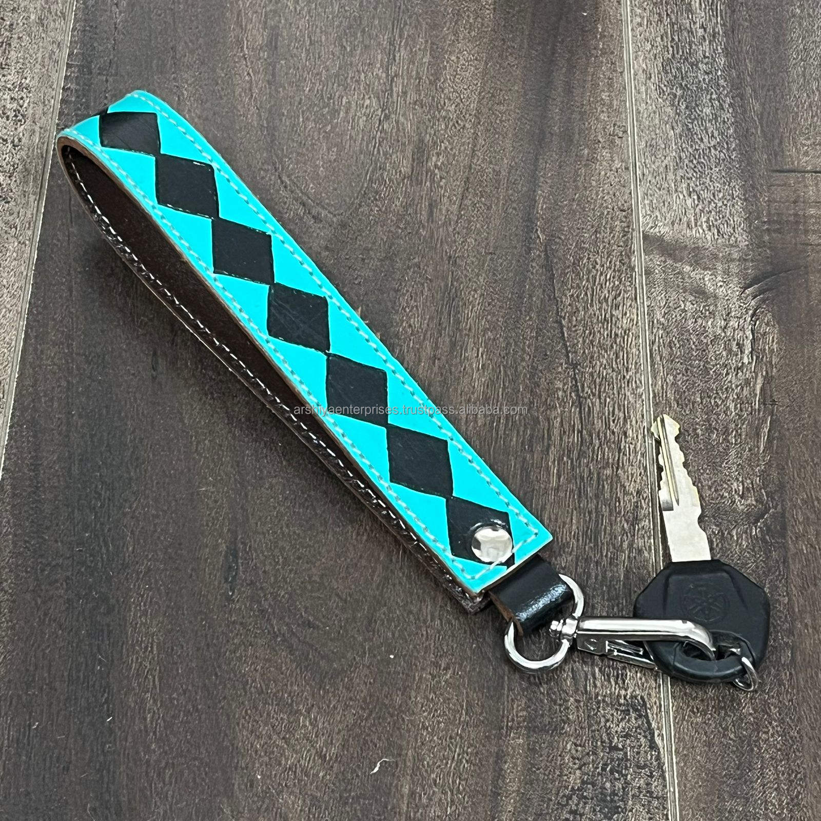 ลายตารางสีเทอร์ควอยซ์และดำ