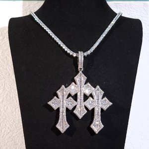Colgante de Cruz con Piedras de Moissanita VVS Redondas y Baguette, Plata 925 con Baño de Rodio, Amuleto Religioso Unisex - Product Image 2