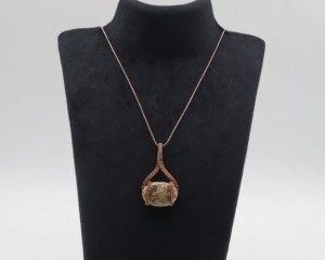 Collier en agate naturelle avec pendentif enroulé de fil de cuivre |   Collier artisanal bohème en pierres précieuses - Product Image 2